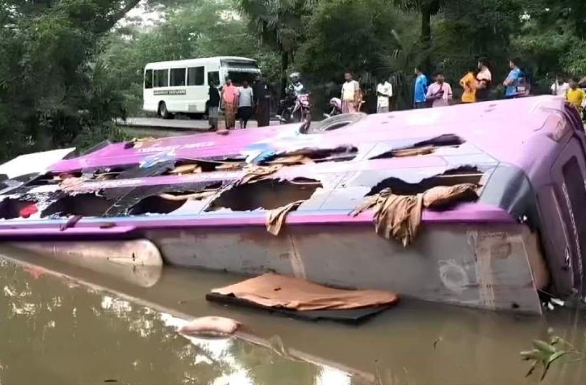 কুয়াকাটা যাওয়ার পথে পুকুরে বাস, জবির সাবেক ১৫ শিক্ষার্থী আহত