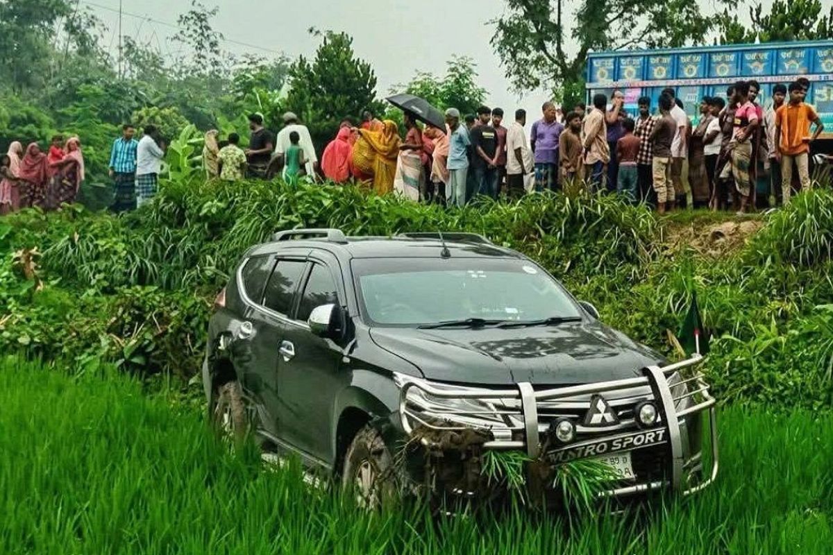 বৃদ্ধাকে বাঁচাতে গিয়ে প্রতিমন্ত্রীর গাড়ি জমিতে, আহত ১
