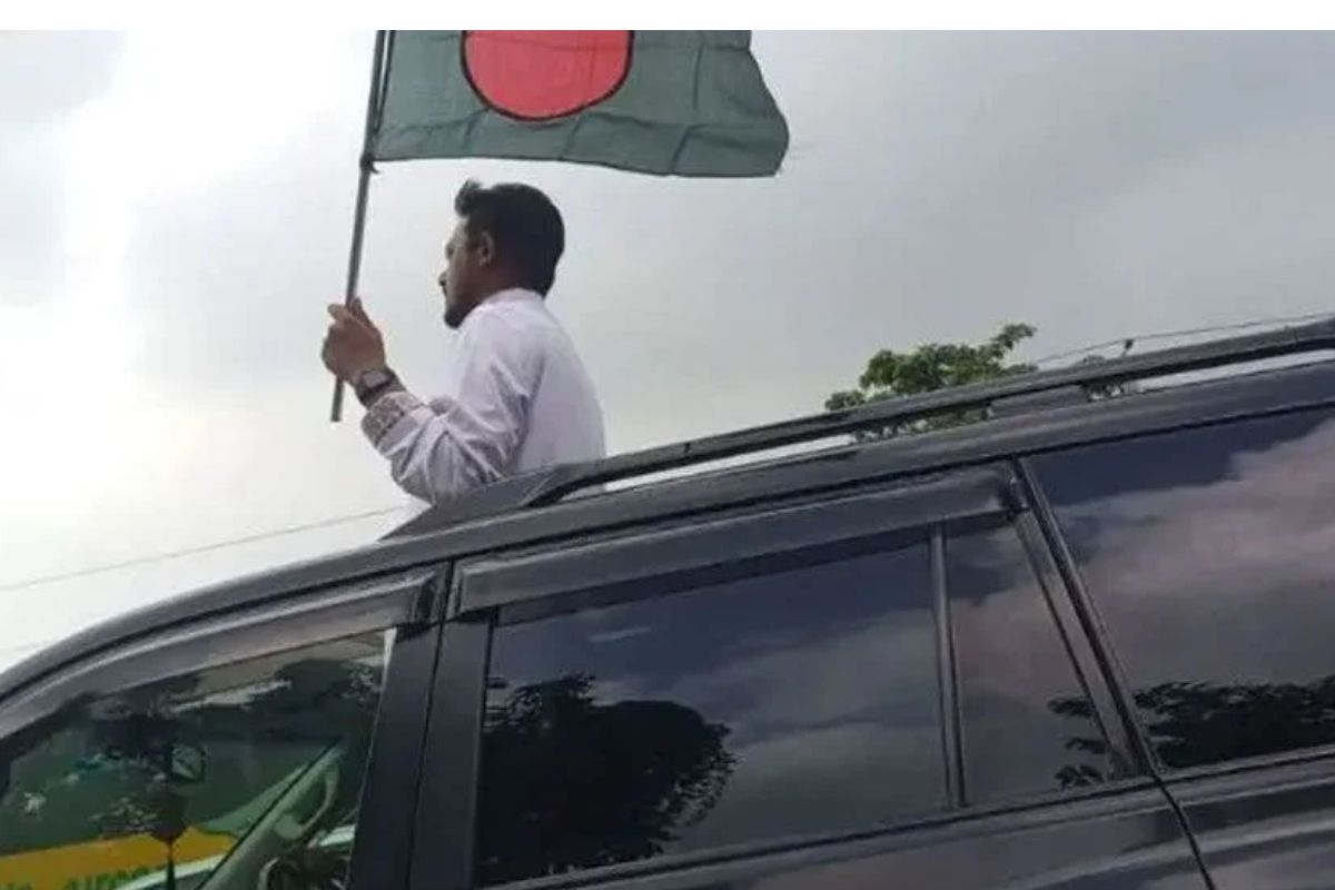 ছাদখোলা গাড়িতে লংমার্চে নাসীরুদ্দীন পাটওয়ারী, গাড়িটি কার?