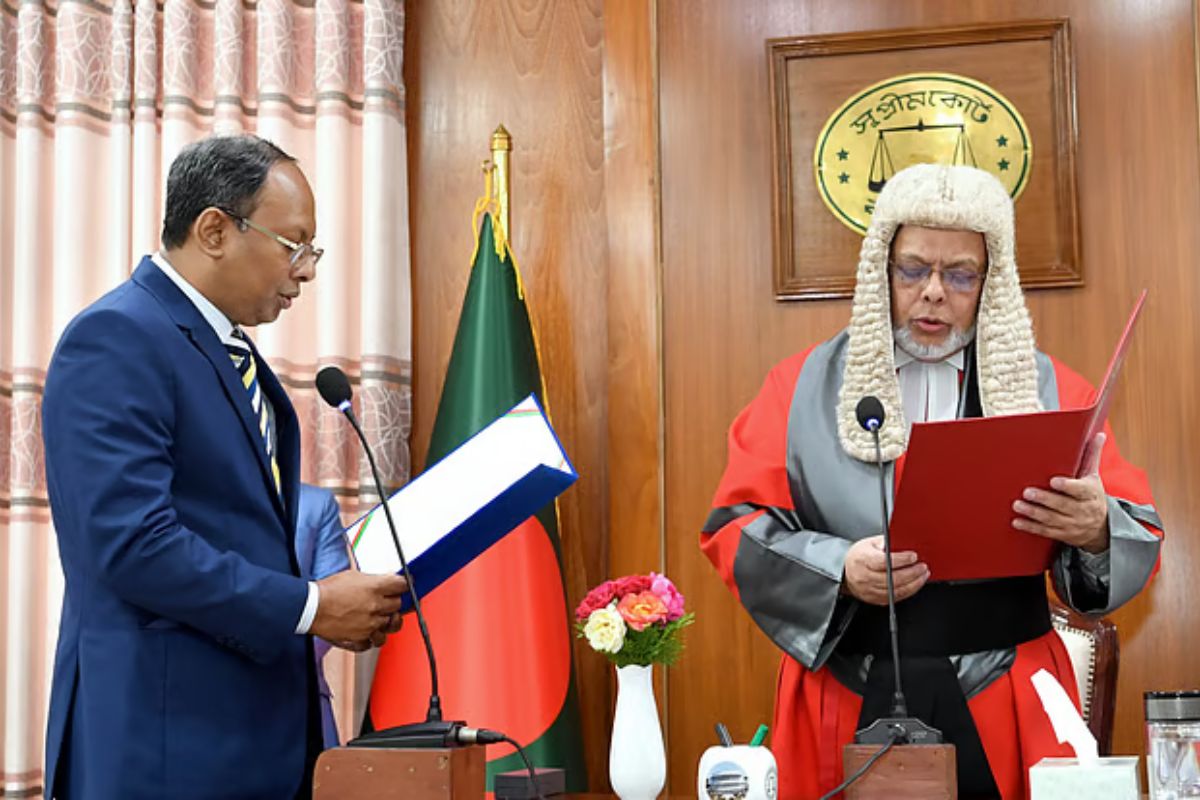 পিএসসির চেয়ারম্যান হিসেবে শপথ নিলেন অধ্যাপক নাজমুজ্জামান