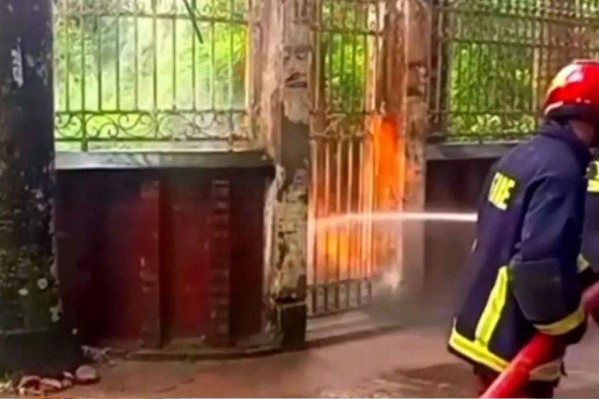 বজ্রপাতে জ্বালানিমন্ত্রীর বাসভবনে আগুন
