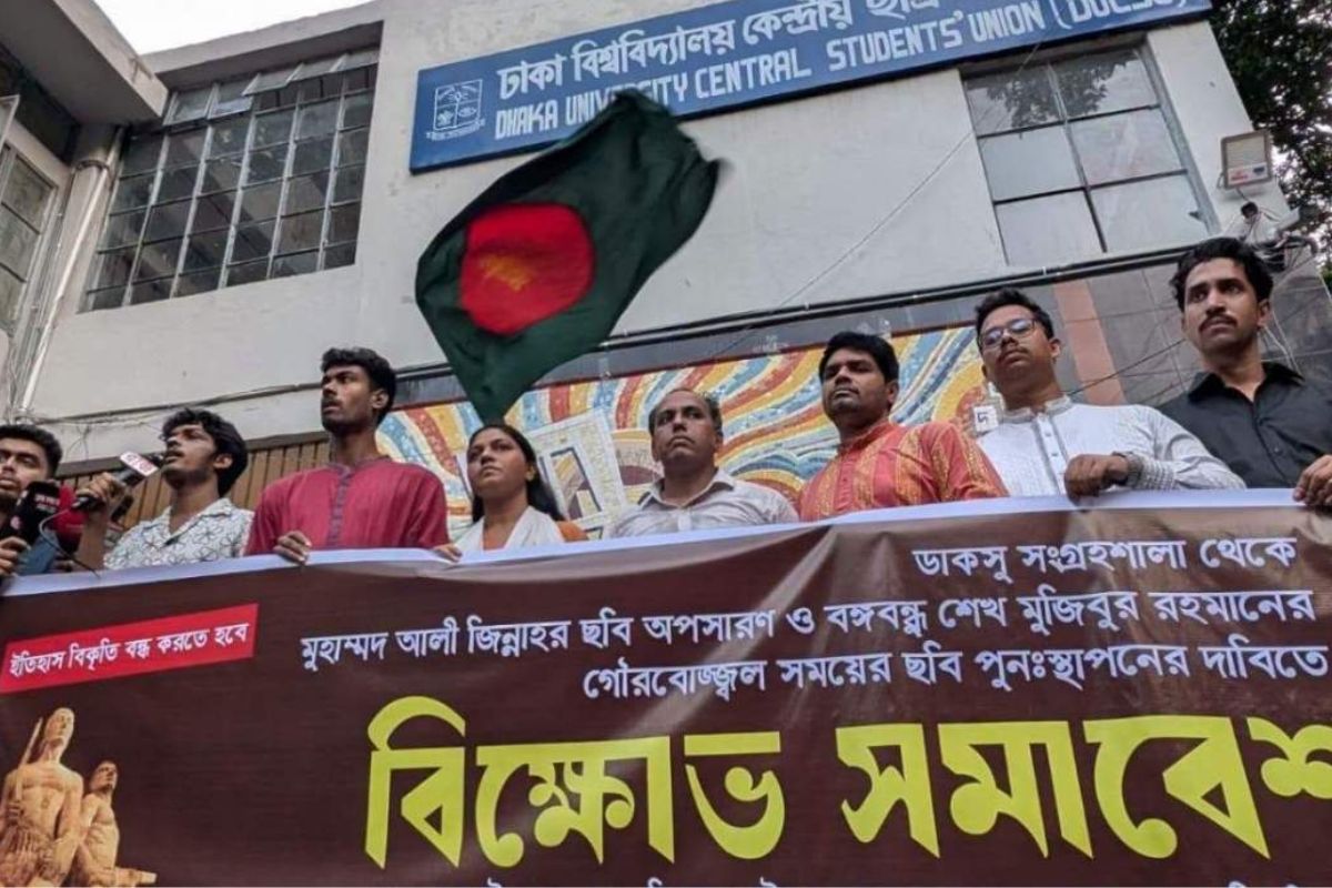শেখ মুজিবের ছবি পুনঃস্থাপনের দাবিতে ঢাবিতে বিক্ষোভ
