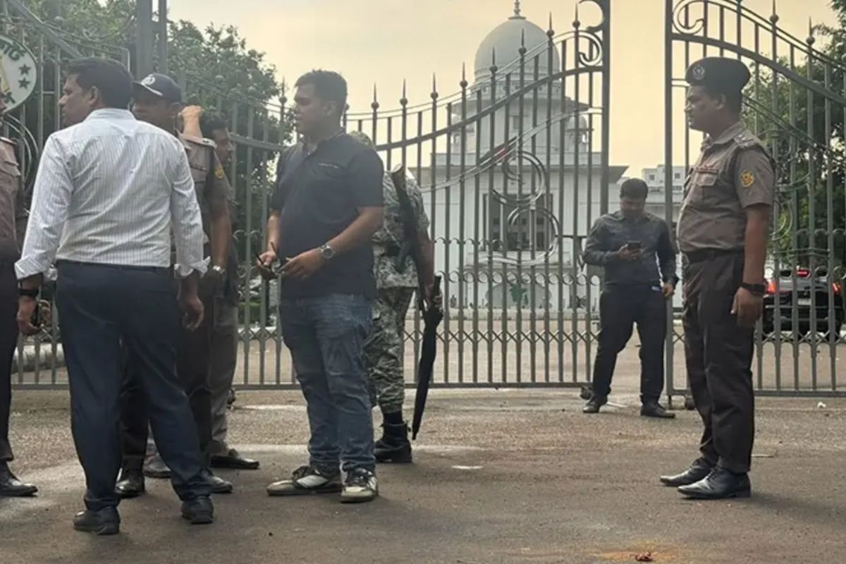 ওবায়দুল কাদেরসহ ৭ জনের রায়ের পর সুপ্রিম কোর্টে ককটেল বিস্ফোরণ