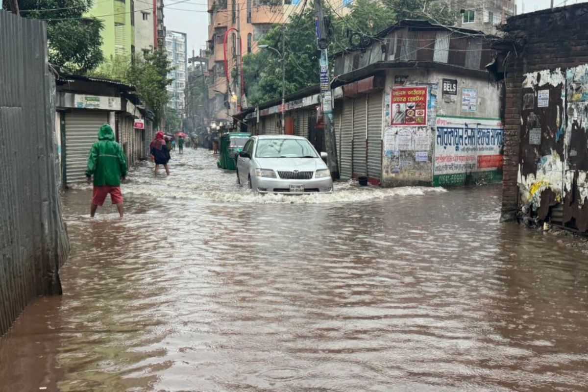 রাজধানীতে ভারী বৃষ্টিতে ডুবেছে বিভিন্ন সড়ক-অলিগলি