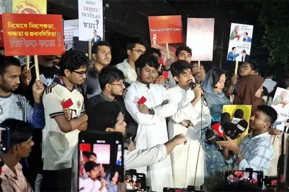 সরকারকে ‘লাল কার্ড’ দেখালো ছাত্রশক্তি