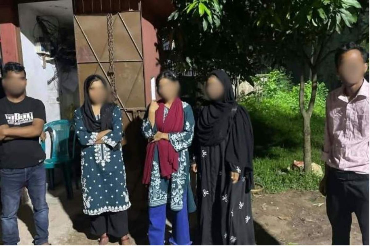 জাবির জঙ্গলে গভীর রাতে তিন নারীসহ পাঁচ বহিরাগত আটক