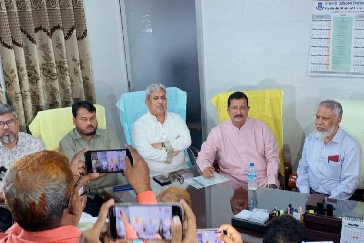 হেনস্তার পর উপাচার্যকে চেয়ারে বসালেন ভূমিমন্ত্রী