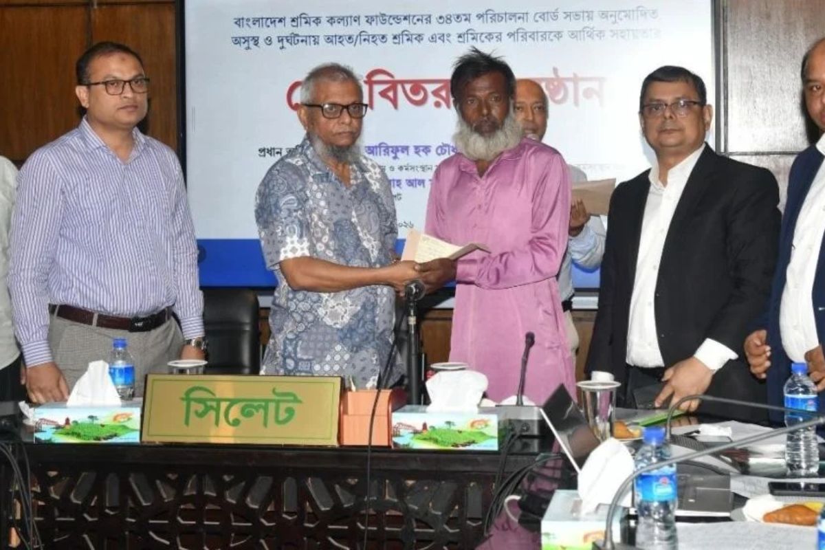 শ্রমিকদের চিকিৎসা ও মেধাবী সন্তানদের শিক্ষায় সহায়তা দেবে সরকার