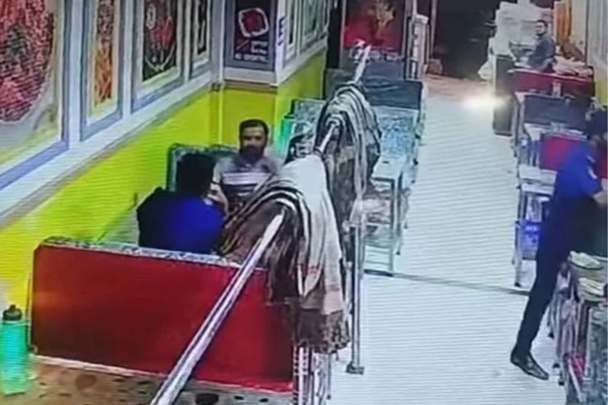 মাদক কারবারির সঙ্গে পুলিশের বৈঠক, ভিডিও ভাইরাল