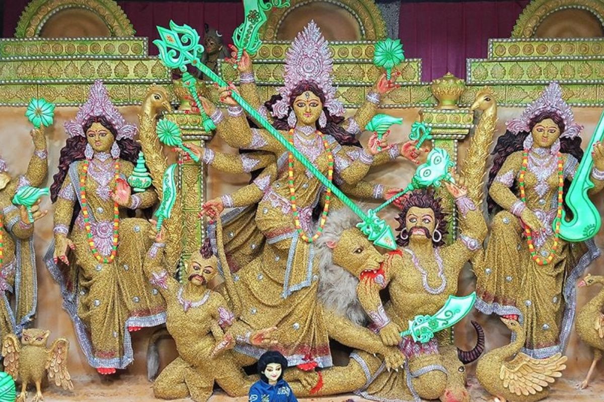 খুলনায় ৩০ কেজি ধানে তৈরি দুর্গাপ্রতিমা দেখতে ভিড়