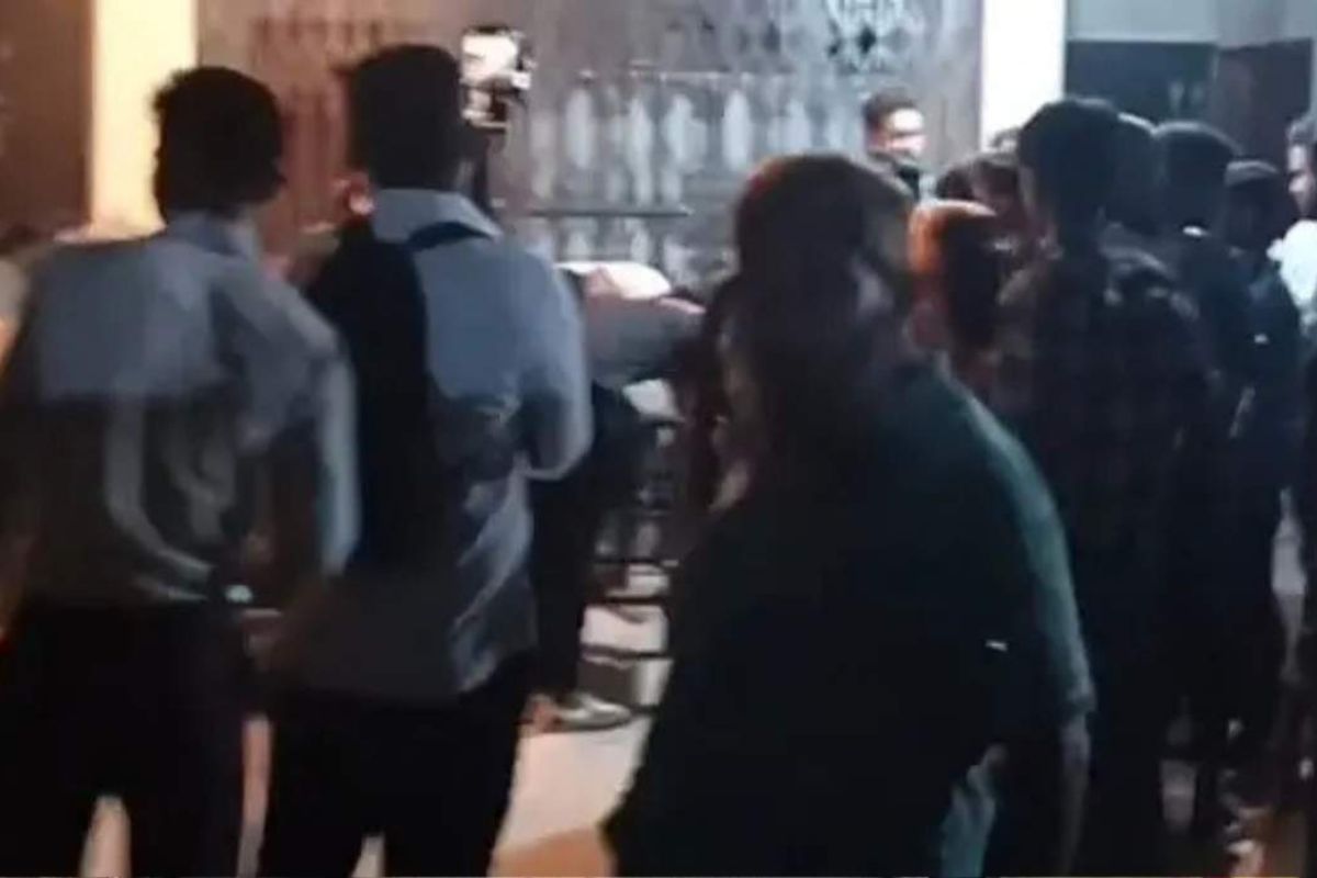 খুলনায় মায়ের পাশে দাঁড়িয়ে থাকা তরুণীকে গুলি
