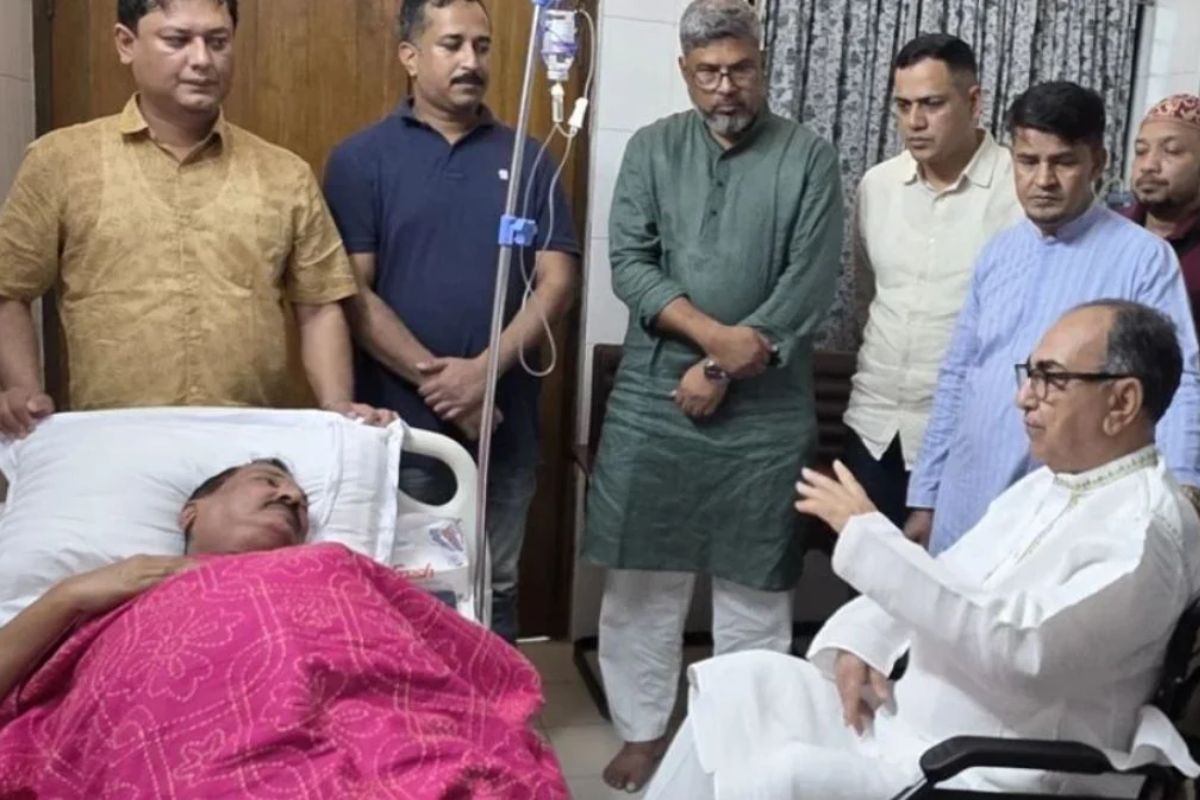 হাসপাতালে ভূমিমন্ত্রী মিজানুর রহমান মিনুকে দেখতে গেলেন মির্জা আব্বাস 