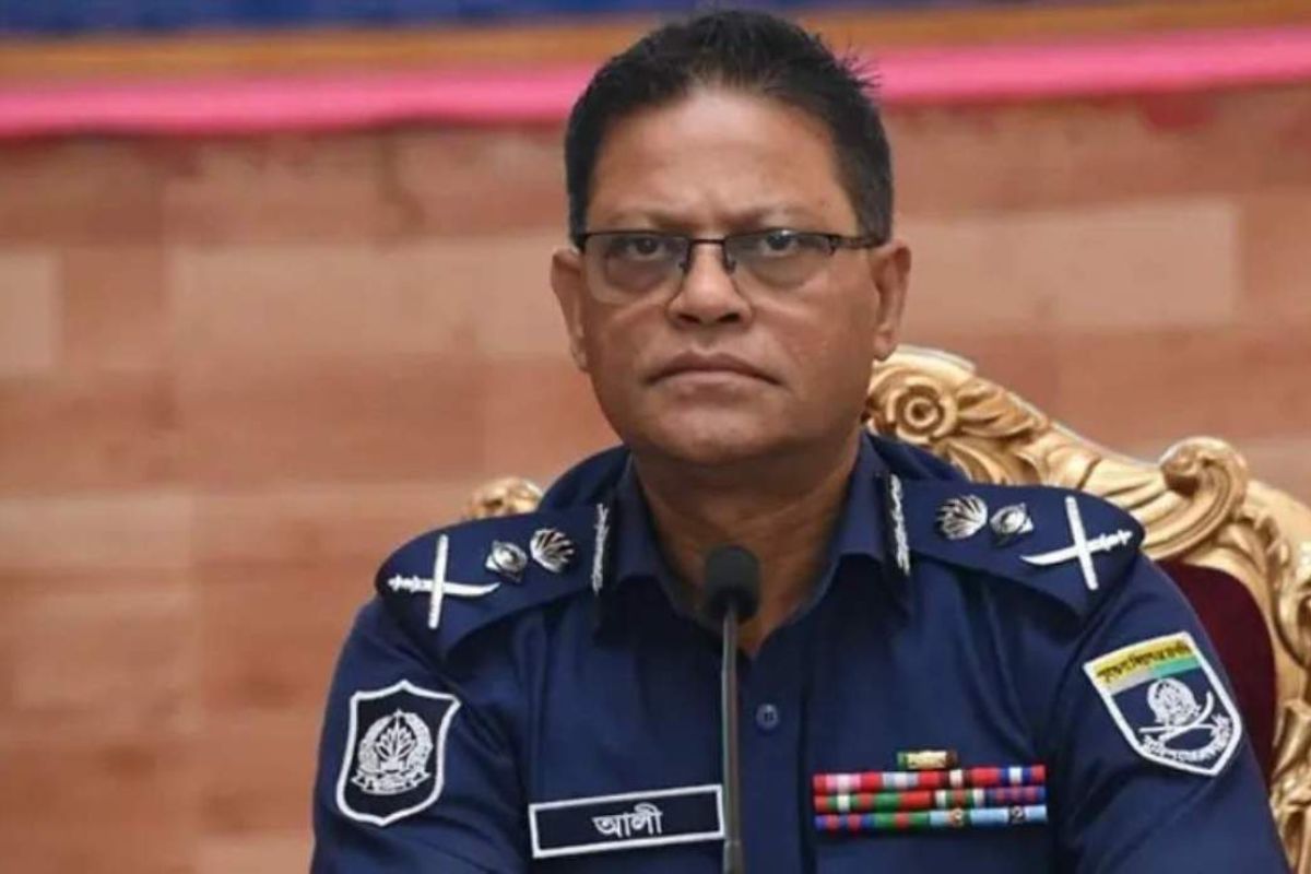 প্রধানমন্ত্রীর ফেরার পর আইজিপিকে নিয়ে সিদ্ধান্তের ইঙ্গিত তথ্য উপদেষ্টার