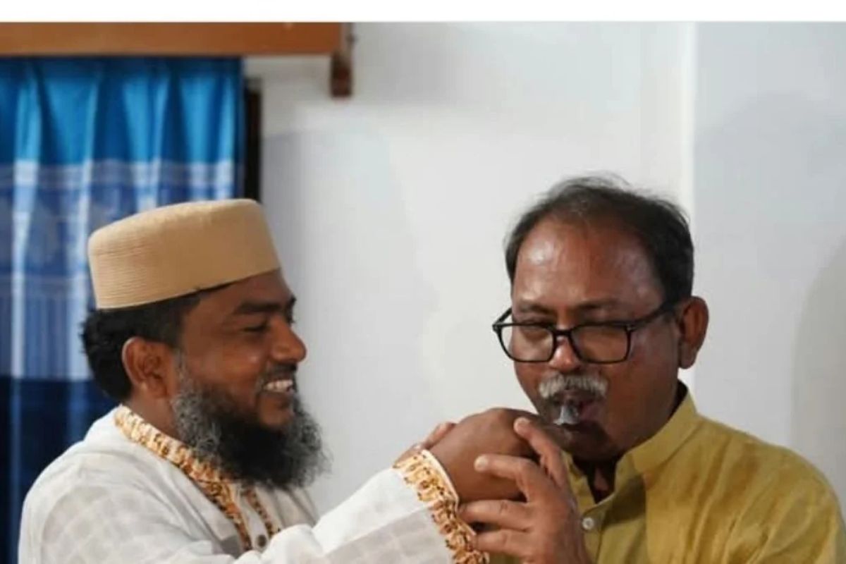 জামায়াত প্রার্থীর বাসায় গিয়ে মিষ্টি খাইয়ে দিলেন মির্জা ফয়সল
