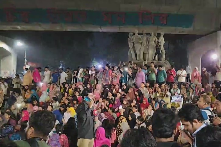 ধর্ষ'ণের প্রতিবাদে ফুঁসে উঠেছে ঢাকা বিশ্ববিদ্যালয় 