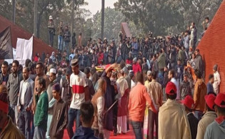 শহীদ বুদ্ধিজীবীদের শ্রদ্ধা জানাতে কবরস্থানে মানুষের ঢল