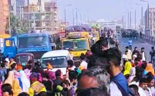 কোনাবাড়িতে কারখানা খুলে দেওয়ার দাবিতে মহাসড়ক অবরোধ