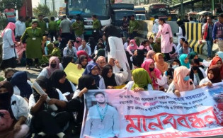 বাসচাপায় শিক্ষার্থীর মৃত্যু; প্রতিবাদে ঢাকা-আরিচা মহাসড়ক অবরোধ