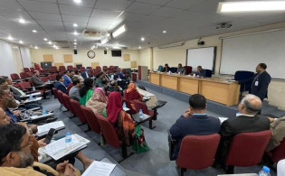 বিতর্কিত ও দলীয় বিবেচনায় শিক্ষক নিয়োগ বাতিলসহ ৫ দাবি ঢাবি সাদা দলের