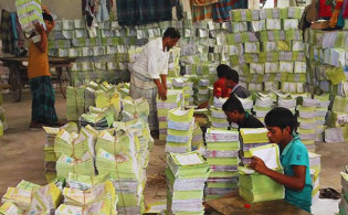 বছরের শুরুতেই প্রাথমিকের বই পাবেন শিক্ষার্থীরা; অনিশ্চয়তা মাধ্যমিকে