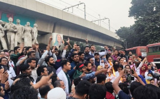 ঢাবিতে বেতন বৃদ্ধির প্রজ্ঞাপন পুড়িয়ে আন্দোলন চালিয়ে যাওয়ার ঘোষণা ট্রেইনি চিকিৎসকদের