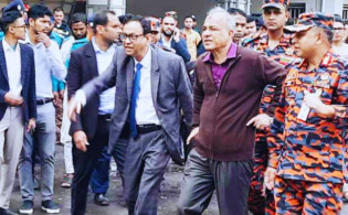 অগ্নিকাণ্ডে ক্ষতিগ্রস্ত ভবন পরিদর্শনে উপদেষ্টারা
