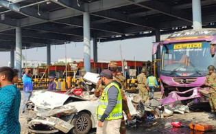 এক্সপ্রেসওয়ের টোল প্লাজায় দাঁড়িয়ে থাকা গাড়িতে বাসের ধাক্কা; নিহত ৫