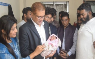 জুলাই বিপ্লবে শহিদ পাপুস বিক্রেতা শাহজাহানের সদ্যোজাত সন্তানের দায়িত্ব নিলেন ডিসি