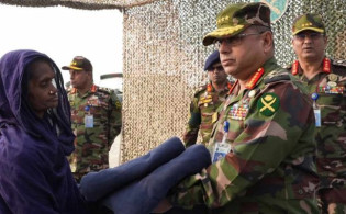শীতবস্ত্র বিতরণ করলেন সেনাপ্রধান