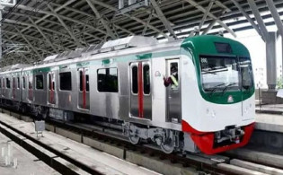 মেট্রোরেলের দরজায় আটকা পড়লেন নারী, অতঃপর