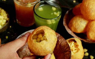 ফুচকা বেচে ৪০ লাখ রুপি আয়, পেলেন আয়কর নোটিশ