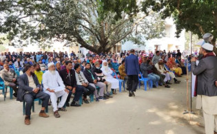 পোষ্য কোটা পুনর্বহালের দাবিতে রাবি কর্মকর্তা-কর্মচারীদের অবস্থান