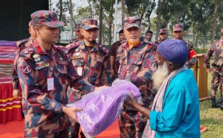 দুস্থদের মাঝে কম্বল বিতরণ করলো বিজিবি