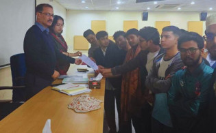 এক মাসের মধ্যে নতুন ভবন তৈরির উদ্যোগ নিতে ঢাবি ভিসিকে স্মারকলিপি