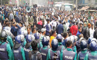 বিডিআর জওয়ানদের মুক্তির দাবিতে যমুনার উদ্দেশ্যে পদযাত্রায় পুলিশের বাধা