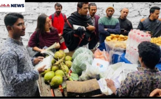 জুলাই বিপ্লবের ঘোষণাপত্রের পক্ষে লিফলেট বিতরণ