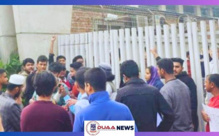 ইউজিসির গেটে তালা ঝুলিয়ে শিক্ষার্থীদের বিক্ষোভ