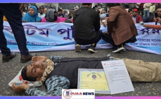 পুনর্বহালের দাবিতে সচিবালয়ের সামনে চাকরিচ্যুত পুলিশ সদস্যরা