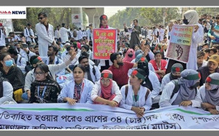 শাহবাগে ম্যাটস শিক্ষার্থীদের চার দফা দাবিতে অবরোধ