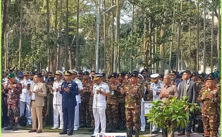 সামরিক কবরস্থানে স্বরাষ্ট্র উপদেষ্টাসহ ৩ বাহিনী প্রধানের শ্রদ্ধা