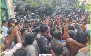 পাল্টাপাল্টি বিক্ষোভ চলছে ঢাকা বিশ্ববিদ্যালয়ে