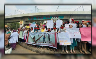 মুখে লাল কাপড় বেঁধে ঢাকা মেডিকেল শিক্ষার্থীদের বিক্ষোভ