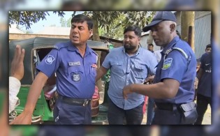 চাঁদাবাজির সময় ভুয়া ডিসি আটক
