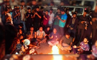আওয়ামী লীগ নিষিদ্ধের দাবিতে মধ্যরাতে উত্তাল ঢাবি