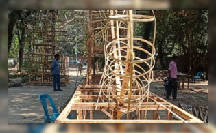 নববর্ষে মঙ্গল শোভাযাত্রার প্রস্তুতিতে ব্যস্ত চারুকলার শিক্ষার্থীরা