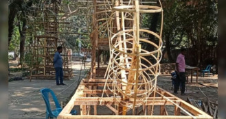 নববর্ষে মঙ্গল শোভাযাত্রার প্রস্তুতিতে ব্যস্ত চারুকলার শিক্ষার্থীরা
