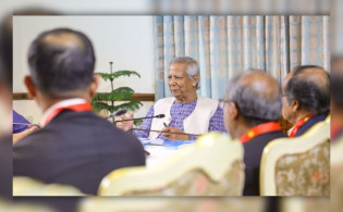 ট্রাম্পের শুল্ক আরোপে করণীয় নিয়ে জরুরি বৈঠকে প্রধান উপদেষ্টা
