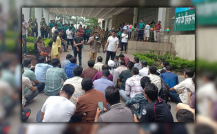 গেট ভেঙে ভেতরে আন্দোলনকারীরা, আলোচনায় বসলো পিএসসি