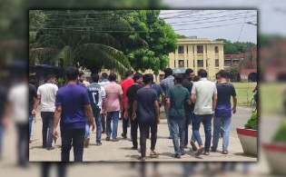 নির্বাচন কমিশন ভবনের সামনে চাকরিপ্রার্থীদের অবস্থান