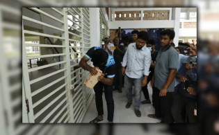 তালা ভেঙে হলে ঢুকছে শিক্ষার্থীরা, উপাচার্যের পদত্যাগ দাবি